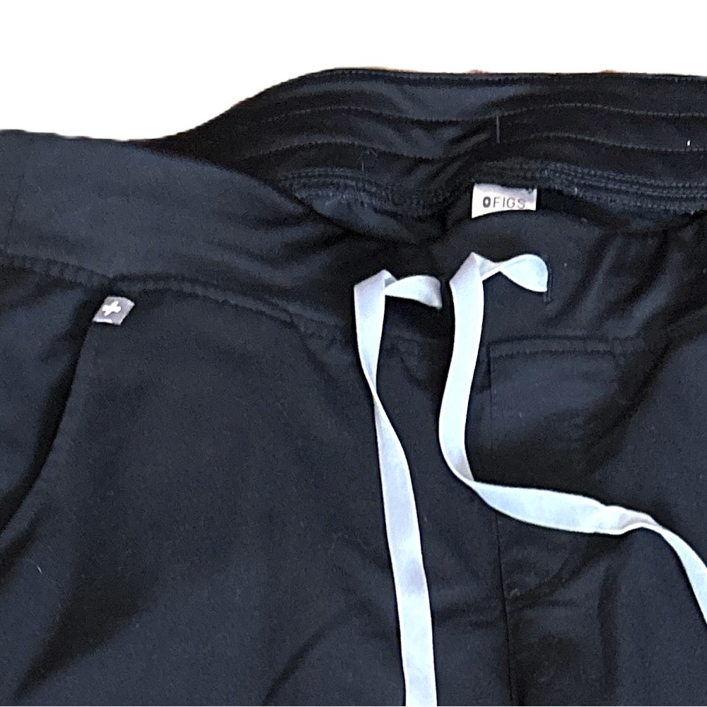 SET Figs Black Relaxed Leg Pants with Elastic Cuffs and Drawstring Waist - Picture 6 of 7